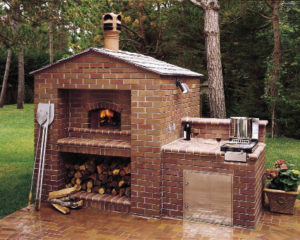 A Mugnaini oven installed in a home’s outdoor kitchen makes a perfect centerpiece for alfresco entertaining.