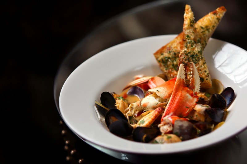 Chef Jeffrey Reillychef’s crab cioppino
