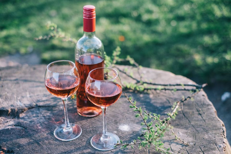 Whether camping or tubin', Rosé does the trick (Photo: @alesha_macarosha / Twenty20)