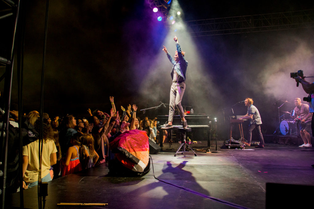 You can often see McMahon singing his heart out on top of his piano, standing upon it as though it’s a mountain top he’s proud to show he scaled, or watch him leap off it in a true punk rock fashion.(Estefany Gonzalez)