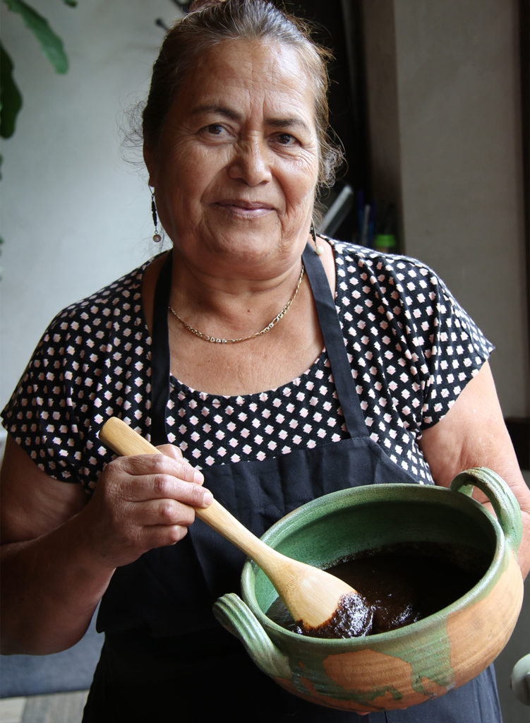 Juana Diaz, the mother of Octavio Diaz, making Oaxacan mole negro. Heather Irwin/PD