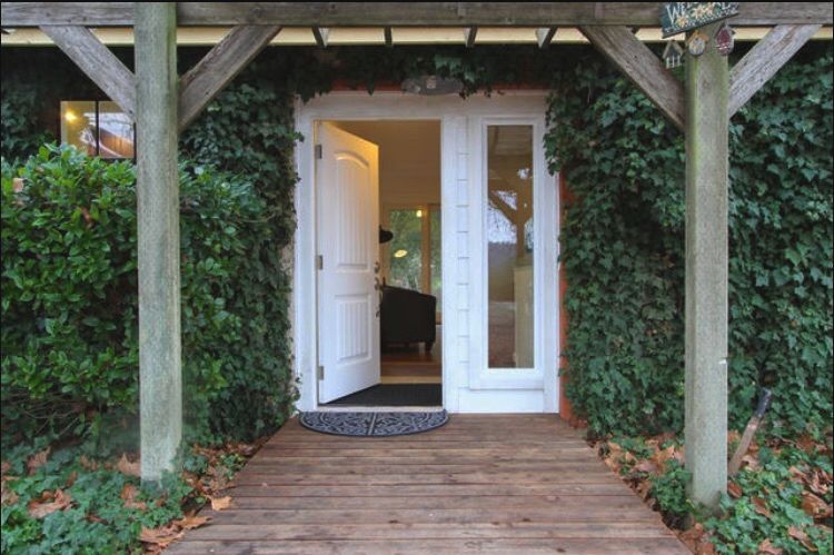 front door Enriquez Estate Wines Guesthouse