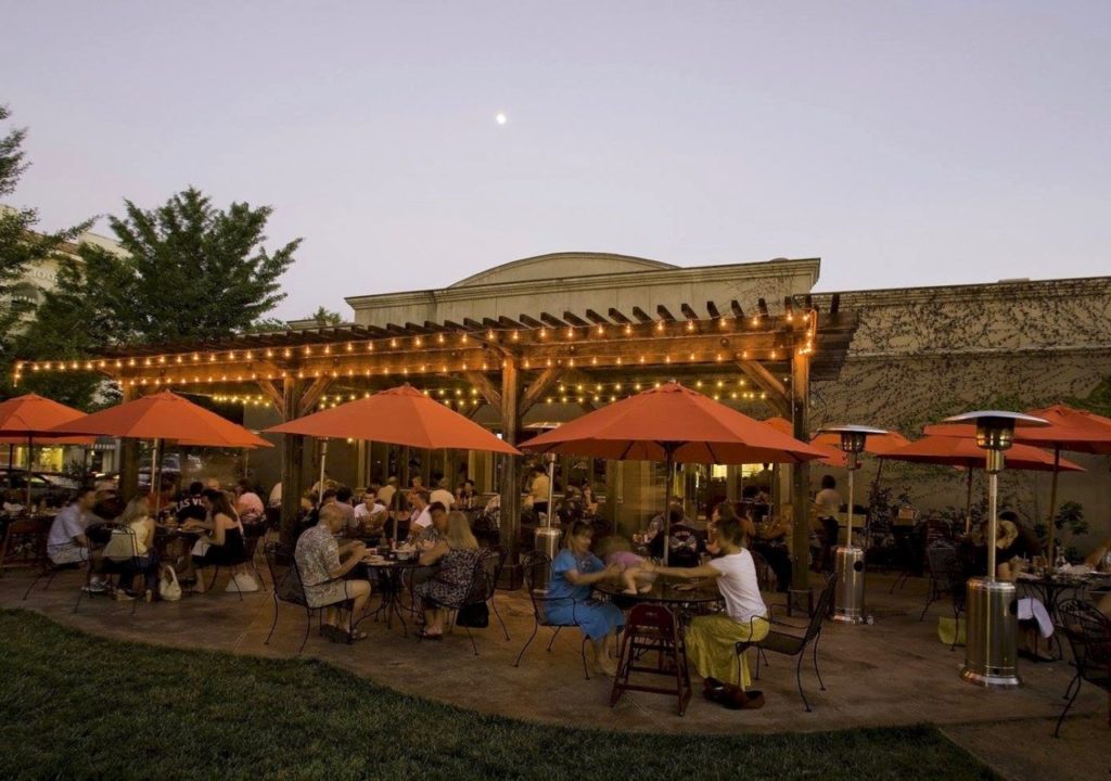 Outdoor dining area at Healdsburg Bar & Grill. (Healdsburg Bar & Grill)