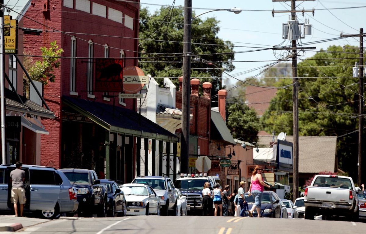 8/2/2009: B11: New high-end art galleries and wine tasting rooms have opened up next to century-old brick storefronts in downtown Geyserville. PC: Downtown Geyserville, Saturday August 1, 2009. (Kent Porter / Press Democrat) 2009