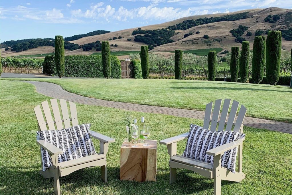 Outdoor tasting at Viansa Sonoma. (Courtesy of Viansa Sonoma)