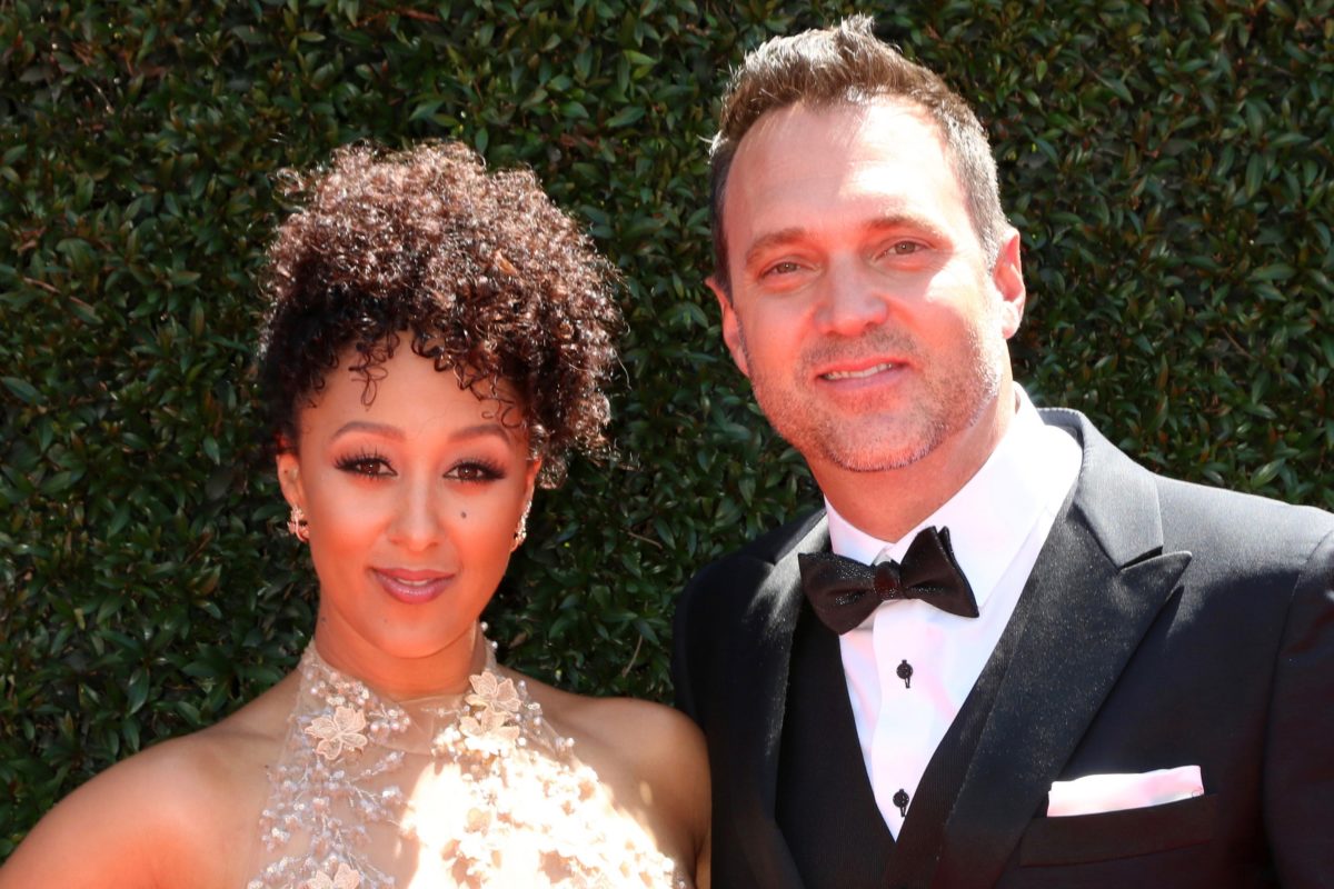 LOS ANGELES - APR 30: Tamera Mowry-Housley, Adam Housley at the 44th Daytime Emmy Awards - Arrivals at the Pasadena Civic Auditorium on April 30, 2017 in Pasadena, CA