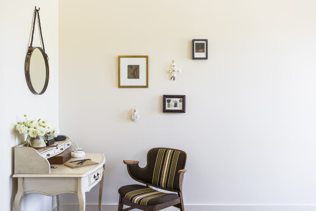 A writing desk in Gustave Carlson and Caroline Seckinger's Sonoma home. (Photo: Laure Joliet)