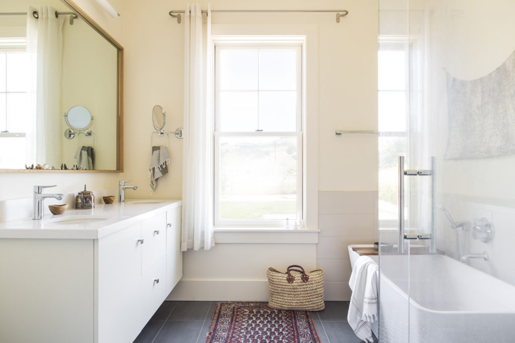 Bathroom in Gustave Carlson and Caroline Seckinger's Sonoma home. (Photo: Laure Joliet)