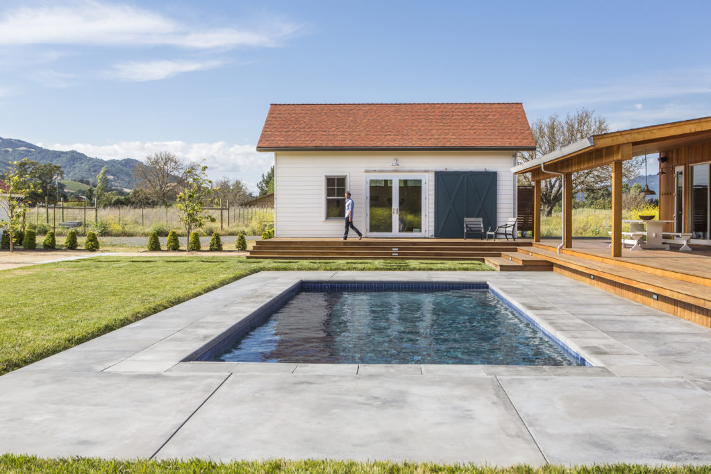 Gustave in front of Caroline’s art studio. (Photo: Laure Joliet)