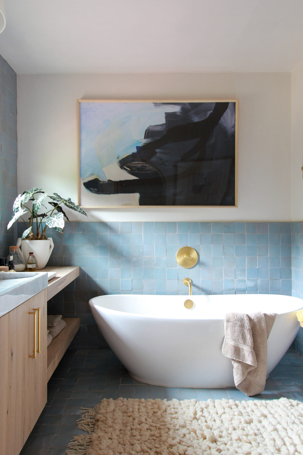 Bathtub and light blue tiles in the Cliff House. (Hommeboys)
