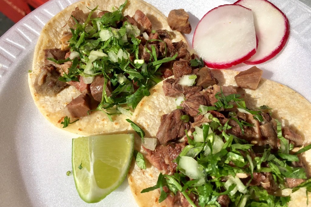 De nuestros favoritos: los tacos de lengua de El Roy’s. AquÃ­ dos de ellos a punto de ser devorados. Ricardo Ibarra / La Prensa Sonoma