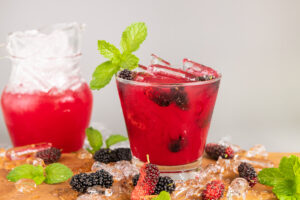 Mulberries can be muddled into refreshing summer drinks. (Shutterstock)