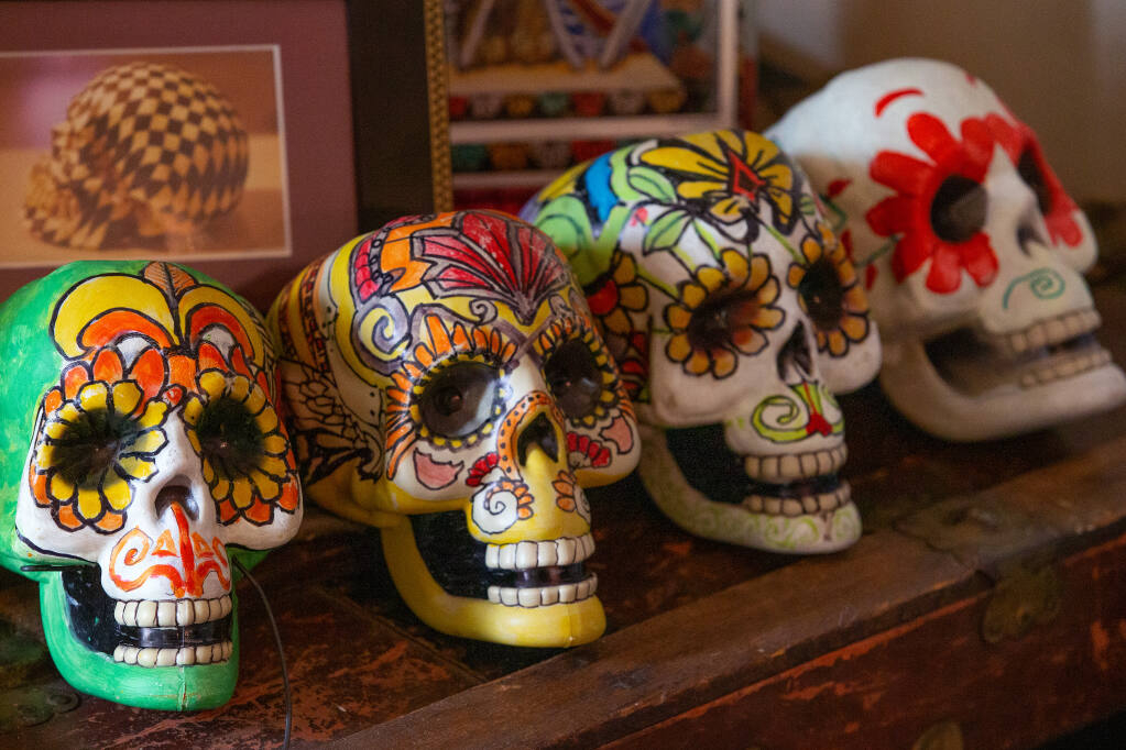 Unas calaveritas pintadas decoran parte de un altar del Día de los Muertos creado por el artista Peter Pérez en su casa en Santa Rosa el jueves 22 de octubre de 2020 (Foto: Alvin A.H. Jornada / The Press Democrat)
