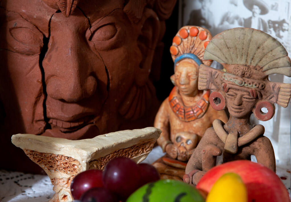 Figuras mayas de terracota decoran un altar del Día de los Muertos realizado por el artista Peter Pérez en su casa en Santa Rosa el jueves 22 de octubre de 2020 (Foto: Alvin A.H. Jornada / The Press Democrat)