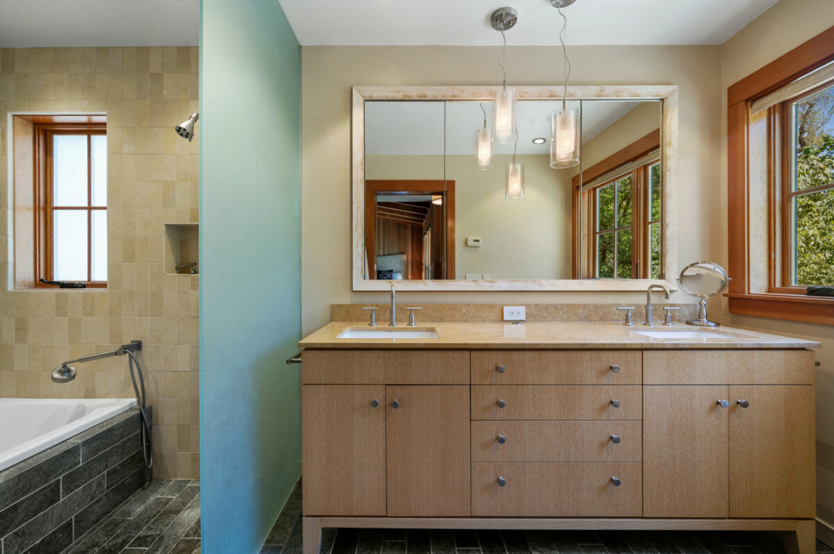 The bathroom. (Lunghi Studios)