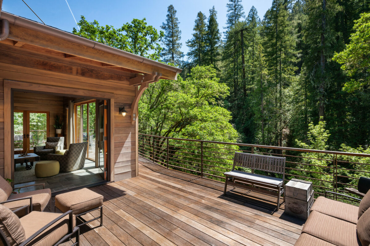 The great room opens up to a deck with minimal profile steel railings. (Lunghi Studios)