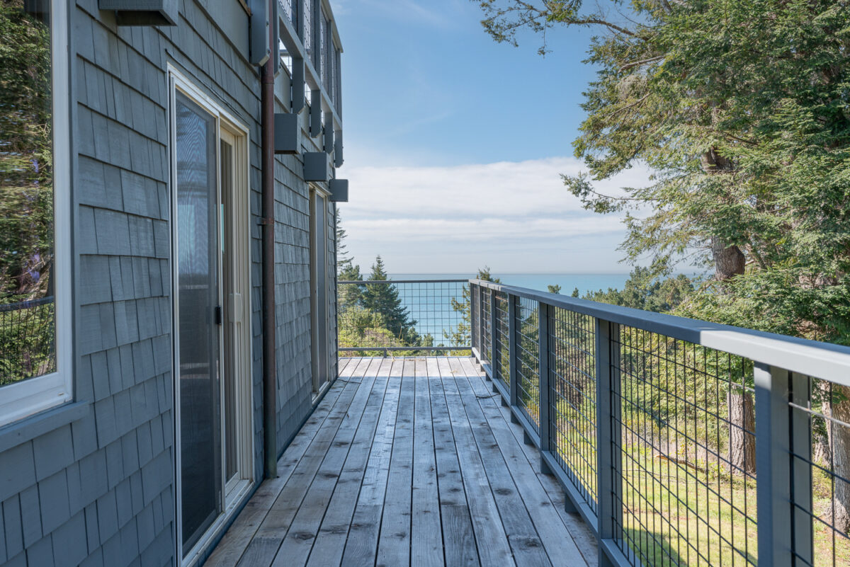 Bedrooms open up to the balcony. (Bill Oxford Photography)