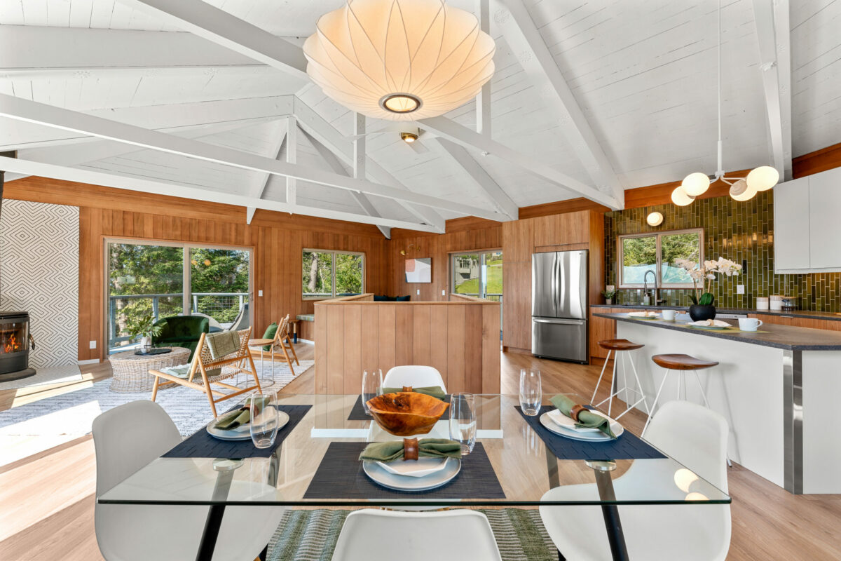 The interior of the home has been refreshed with mid-century style. (Bill Oxford Photography)