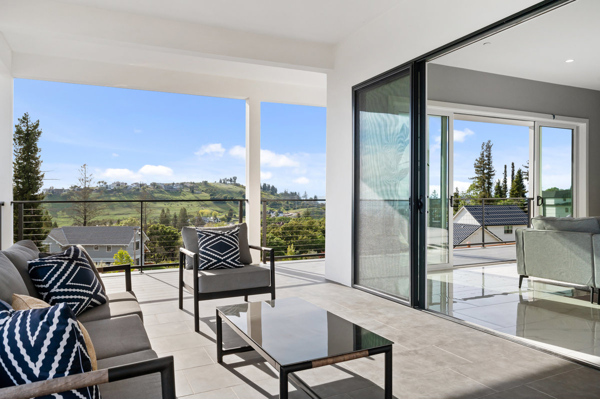 Large sliding doors create a wonderful connection between the indoors and outdoors. (Lunghi Studios)