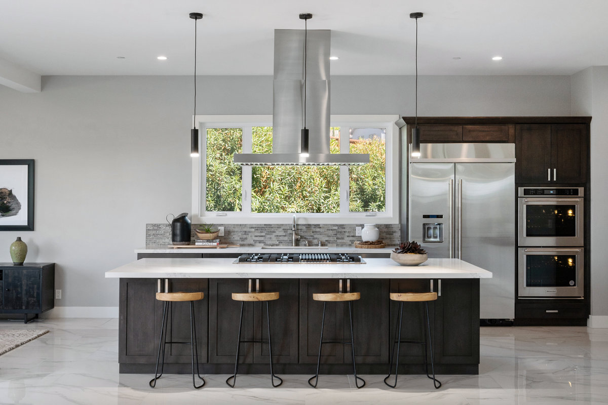 The home features a sleek design with a grayscale palette, clean lines, and the sparkle of marble. (Lunghi Studios)