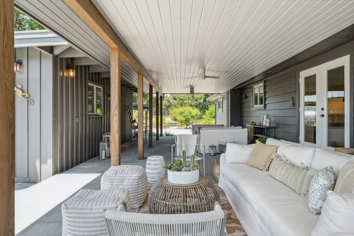 This covered outdoor area—between the ADU and main home—affords homeowners an extended opportunity to take in spectacular setting. (Open Homes Photography)