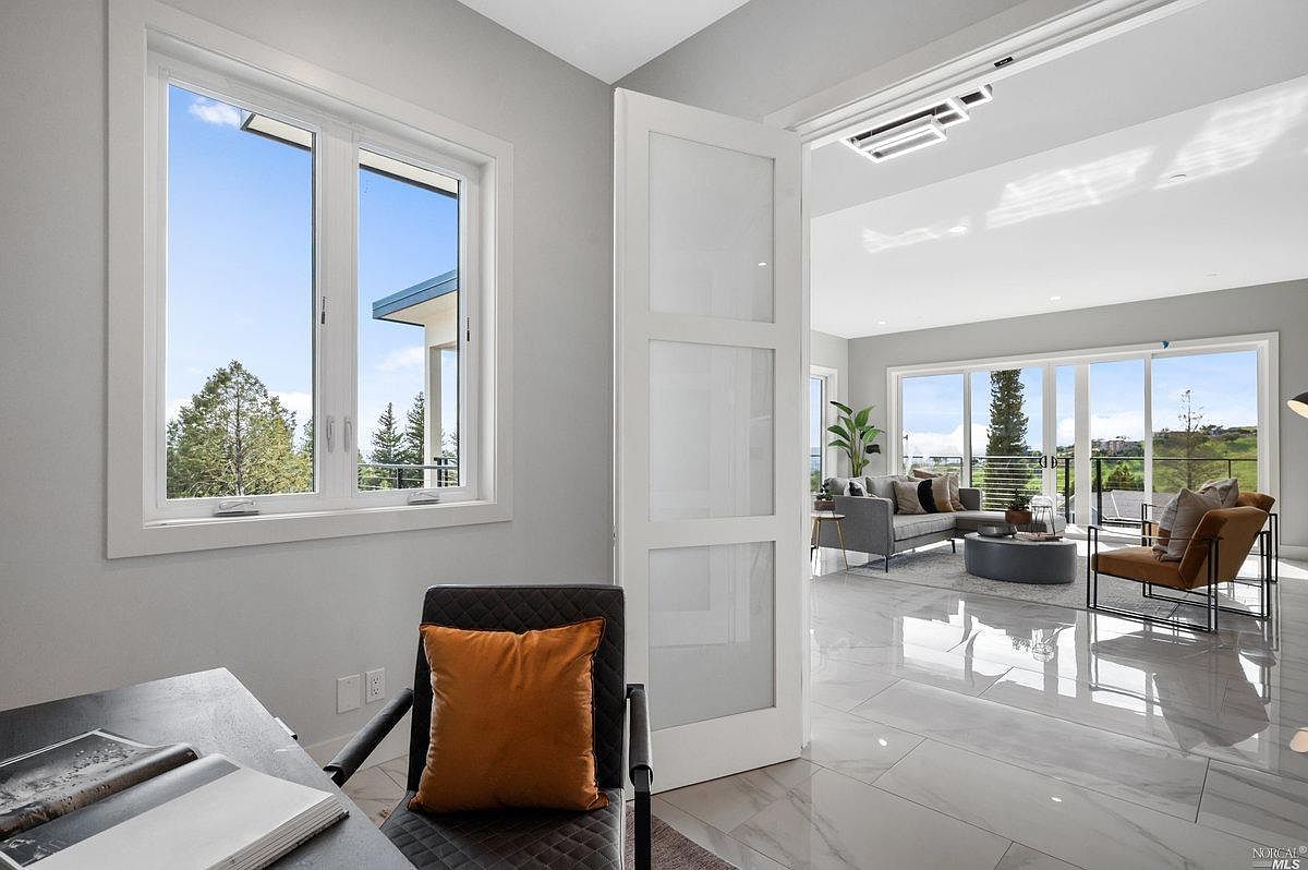 This extra space off the living room can function as an office. (Lunghi Studio)