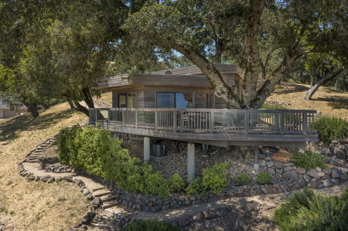 The property's guesthouse. (Provided by Caroline Sebastiani / Sotheby’s International Realty)