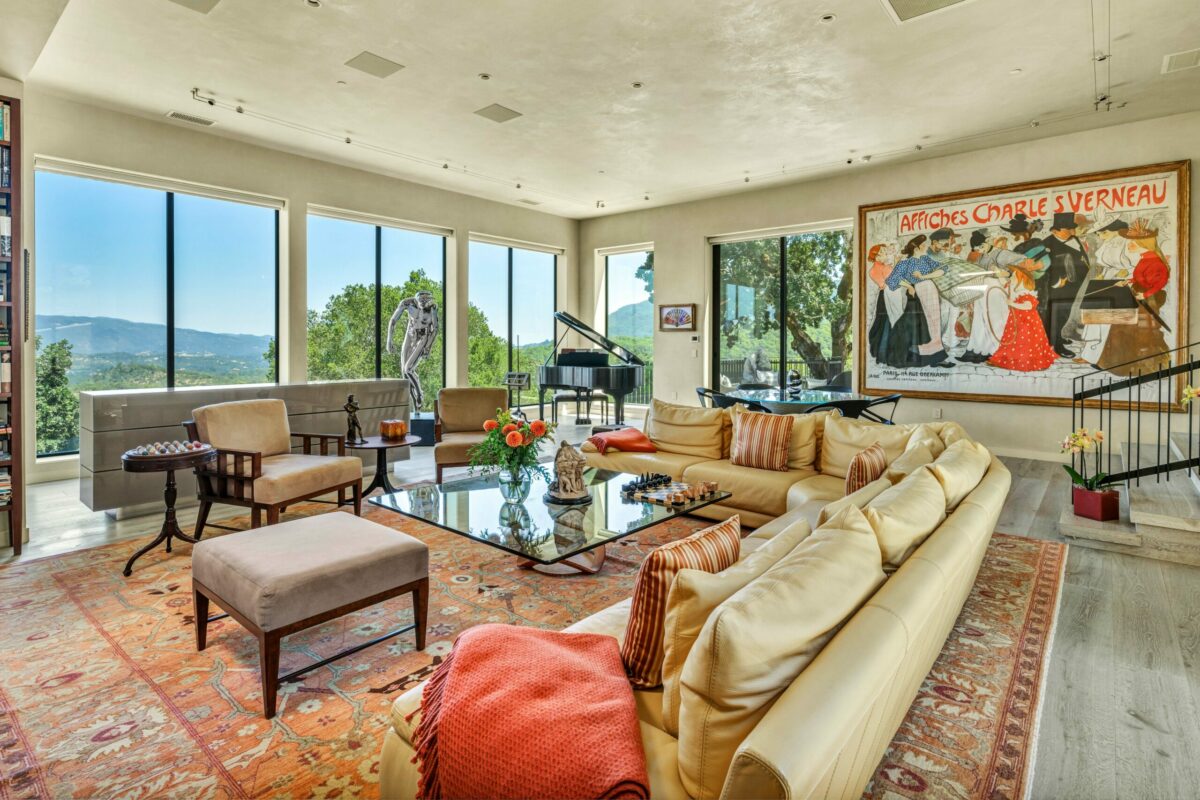 The design of the home—built in 2000—was to accommodate sculptures and numerous large 19th century French lithograph prints and watercolors collected by the homeowners. (SeaTimber Media / Sotheby’s International Realty)