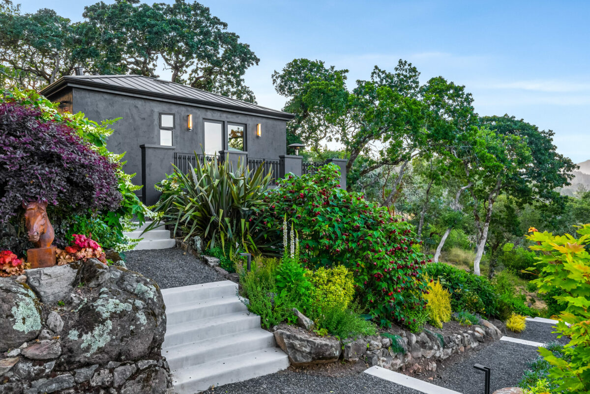 Lush garden and guesthouse. (SeaTimber Media / Sotheby’s International Realty)