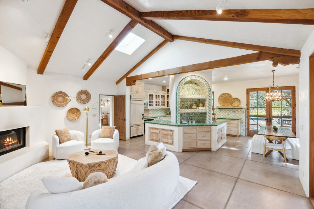 Seating area off of the kitchen. (Open Homes Photography / Sotheby's International Realty)