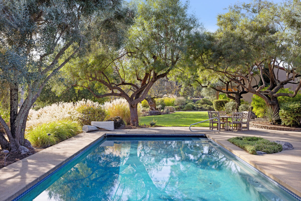 The yard and pool area. (Open Homes Photography / Sotheby's International Realty)