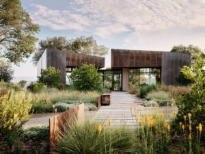 The design of this modern home above Sonoma Valley was inspired by the flow of water, the movement of the sun, and short and long range nature views. (Joe Fletcher)