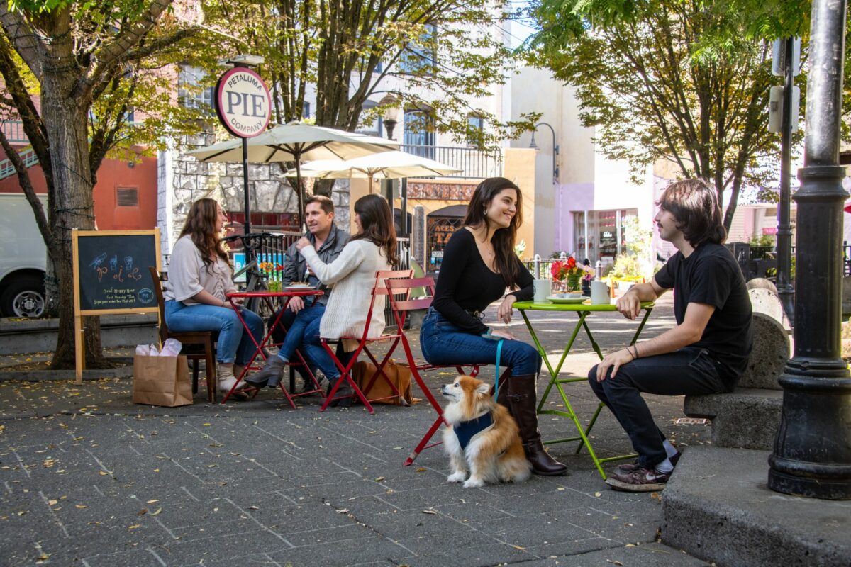 Outside dining area at Petaluma Pie Company. (Sonoma County Tourism)