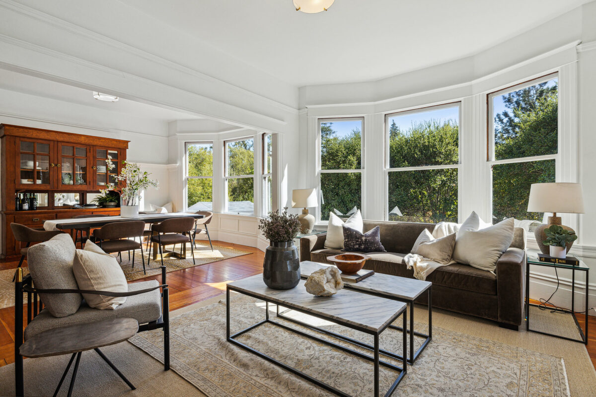 The open floor plan and repeating windows give the interior a sense of airiness. (Open Homes Photography)