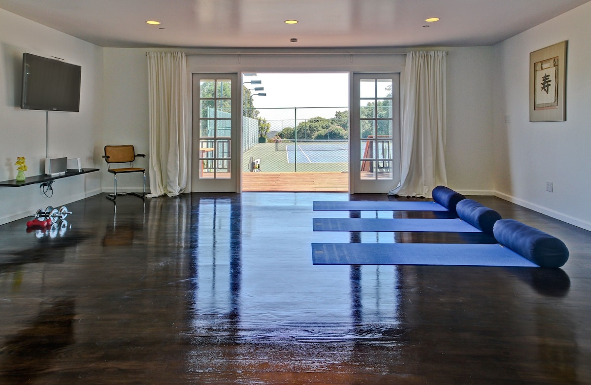 Yoga room and tennis court. (Vrbo)