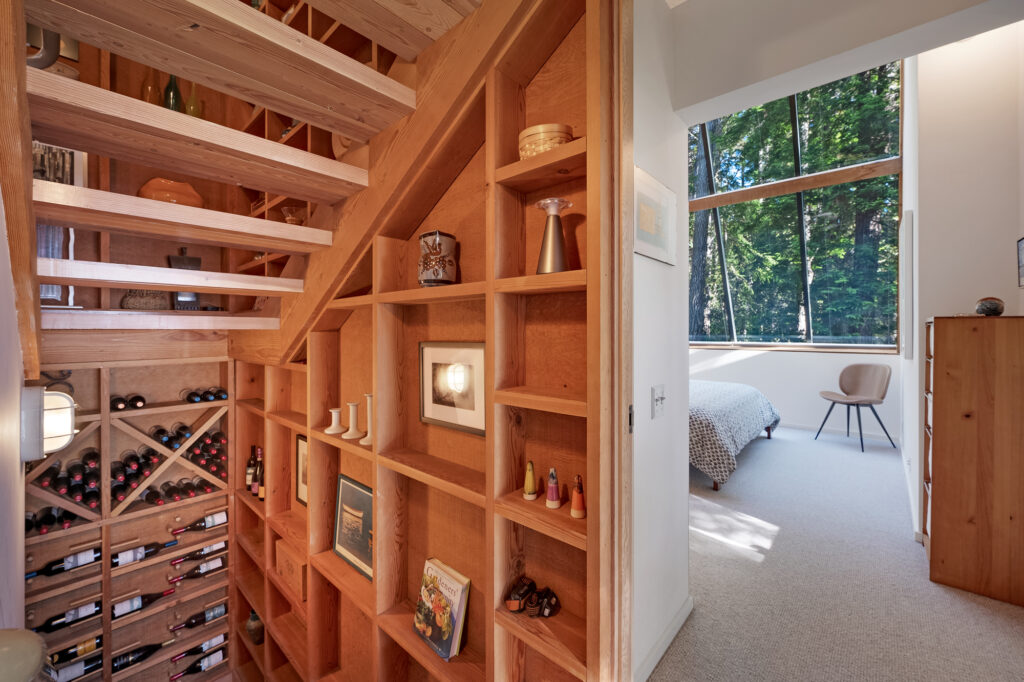 Built-in shelving in the stairwell. (Jim Nevill Productions)