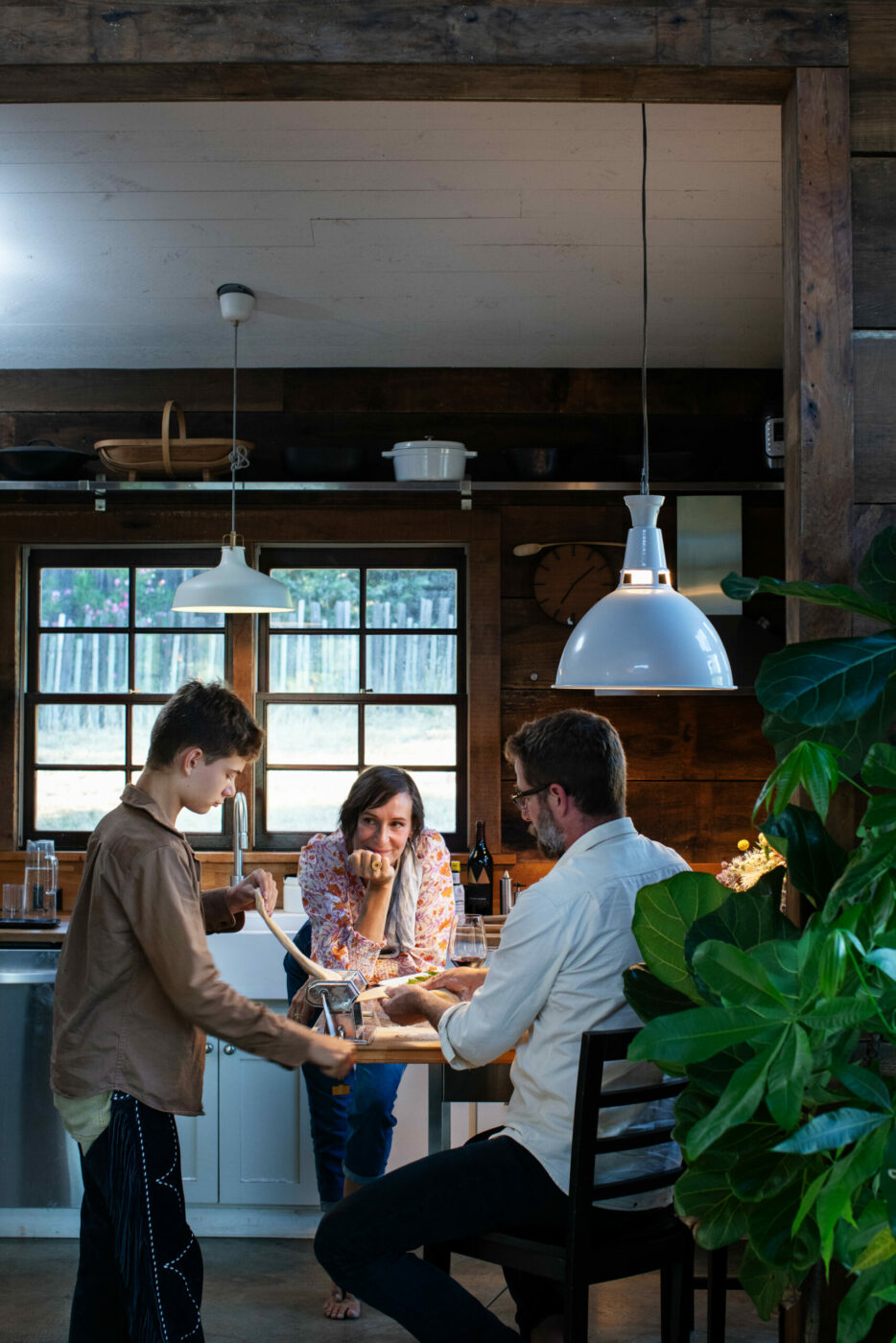 Lisa Steinkamp and Scot Bilbro with their son, Booker, in their kitchen. (Eileen Roche/Sonoma Magazine)
