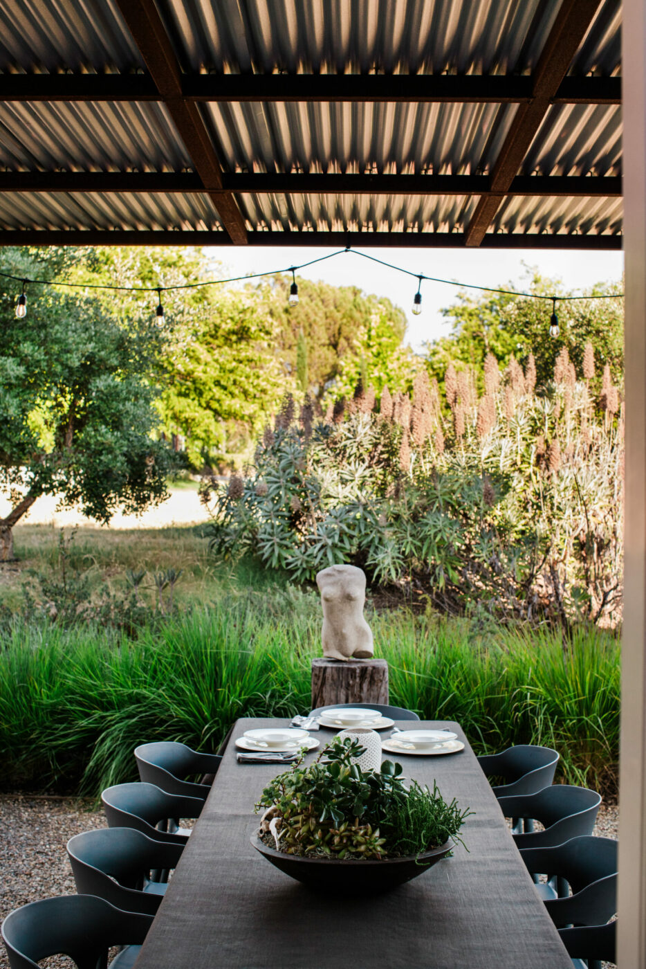 An outdoor eating space at winemaker Scot Bilbro and architectural designer Lisa Steinkamp's Healdsburg home. (Eileen Roche/Sonoma Magazine)