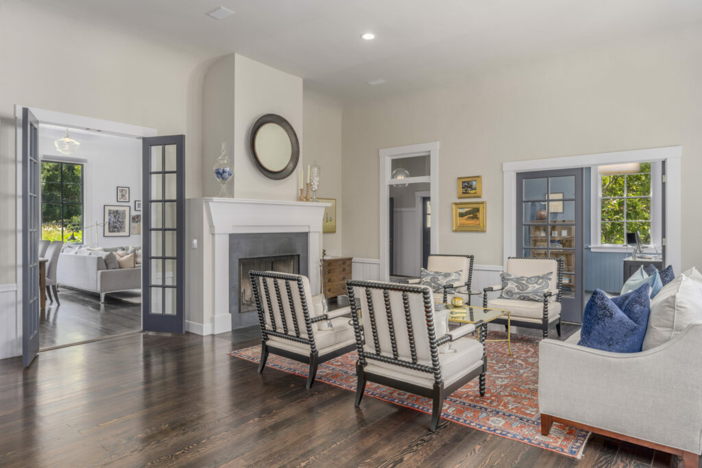Living room. (CS Photography / Sotheby’s International Realty)