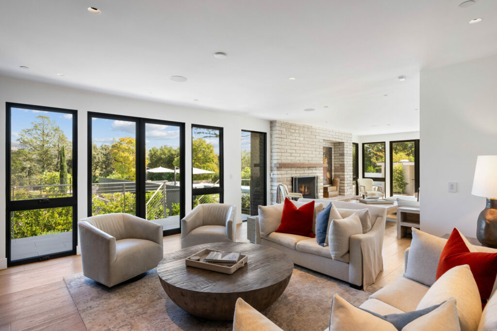Living room. (SeaTimber Media / Sotheby’s International Realty)