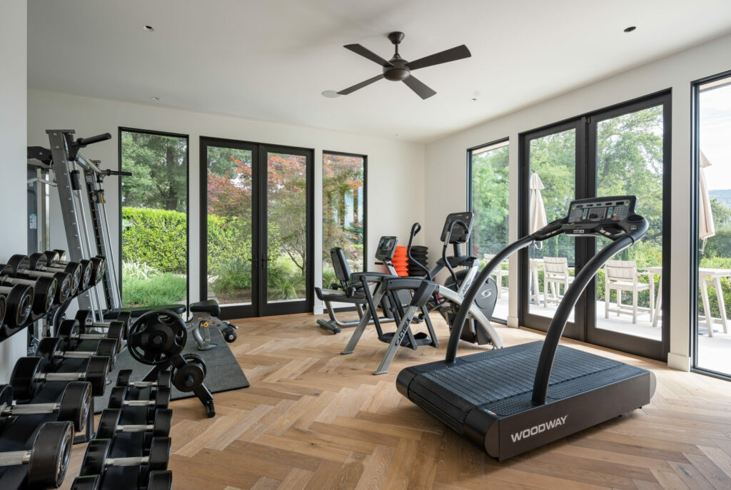 Home gym. (SeaTimber Media / Sotheby’s International Realty)