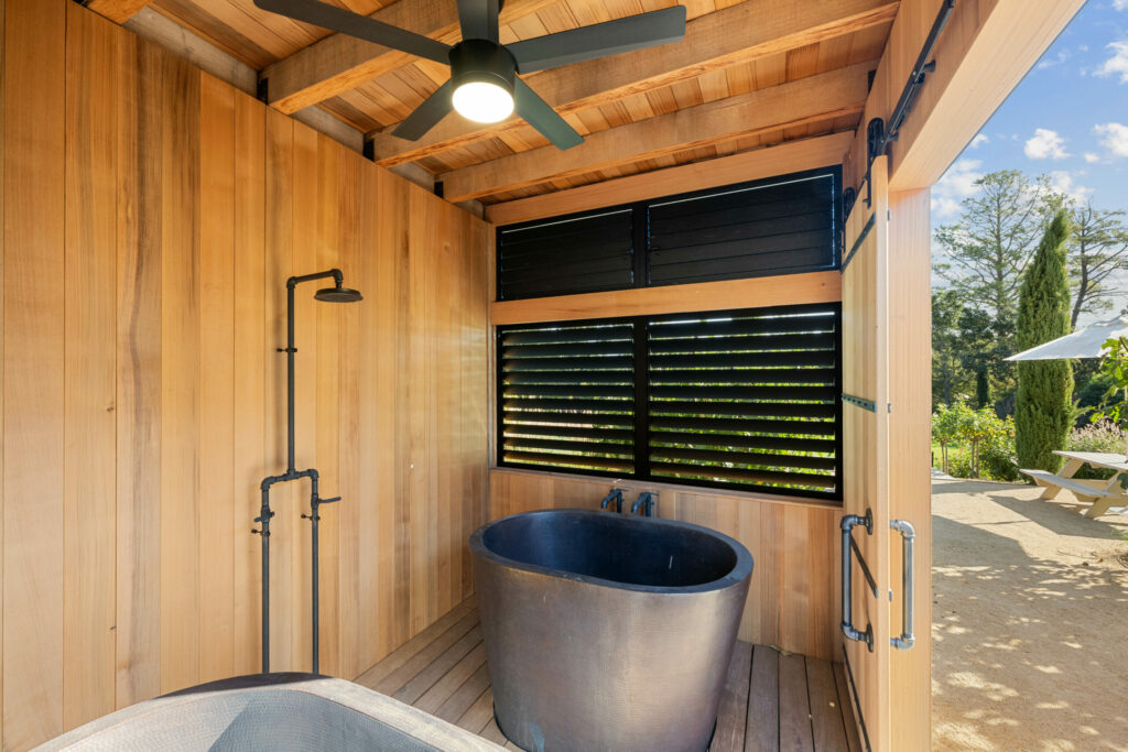 Soaking tubs. (SeaTimber Media / Sotheby’s International Realty)