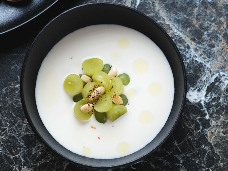 Ajo blanco with grapes