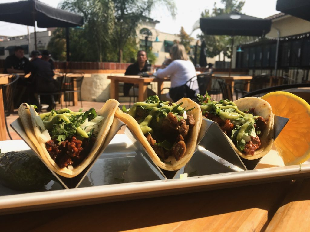 Orden de tacos de chorizo, asada y al pastor en el patio de Tipsy Taco & Cantina. (Ricardo Ibarra / La Prensa Sonoma)