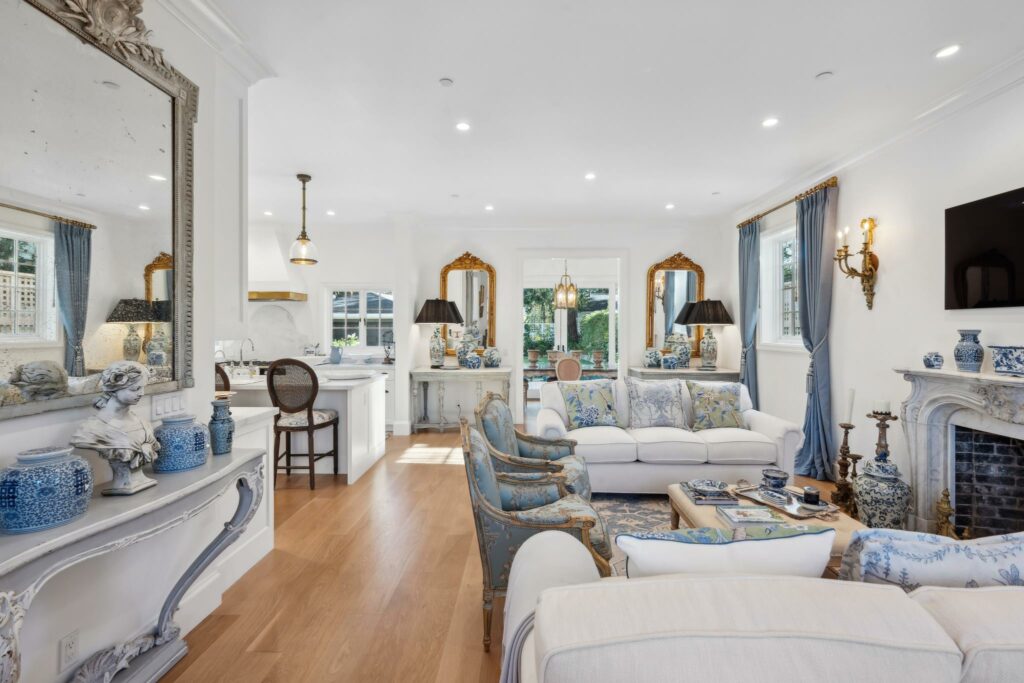 Living room. (Robert Vente / Open Homes Photography)