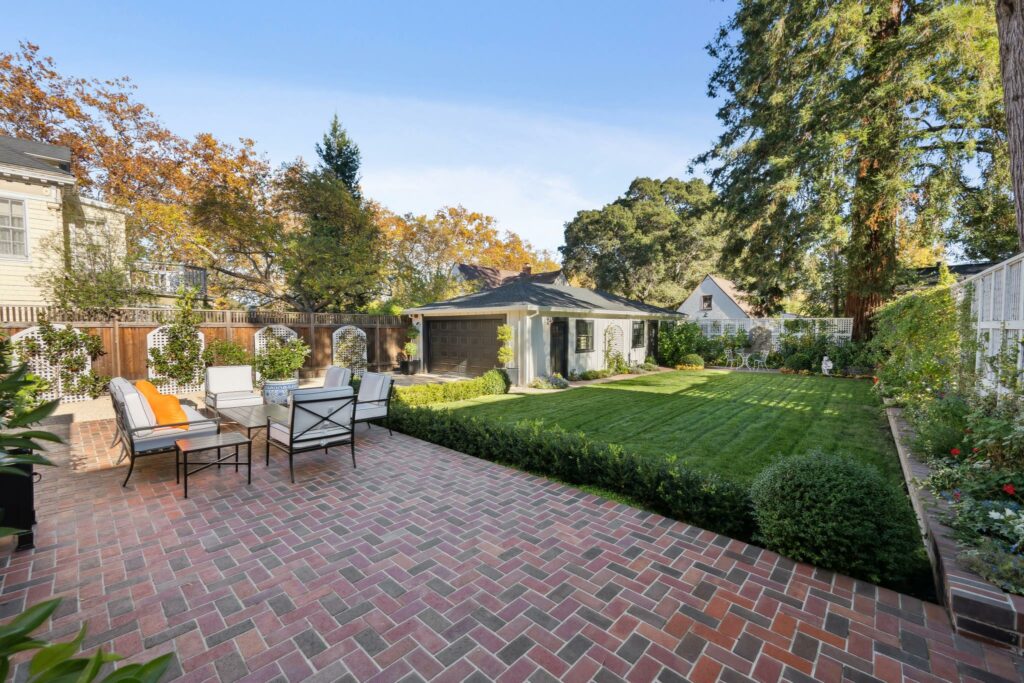 Yard with a view of the property’s ADU (Robert Vente / Open Homes Photography)