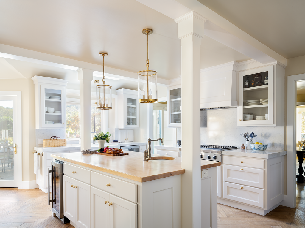 Interior designer Stephanie Meyer designed a “gentle” transformation of a circa-1940s dwelling where homeowners Ann and Alec Peters raised their children. Refreshed, the spot welcomes those children, now grown, and their young families. (Mike Murtaugh)