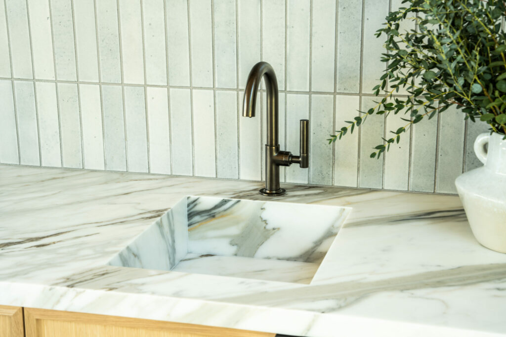 Wet bar. (Mike Battey)