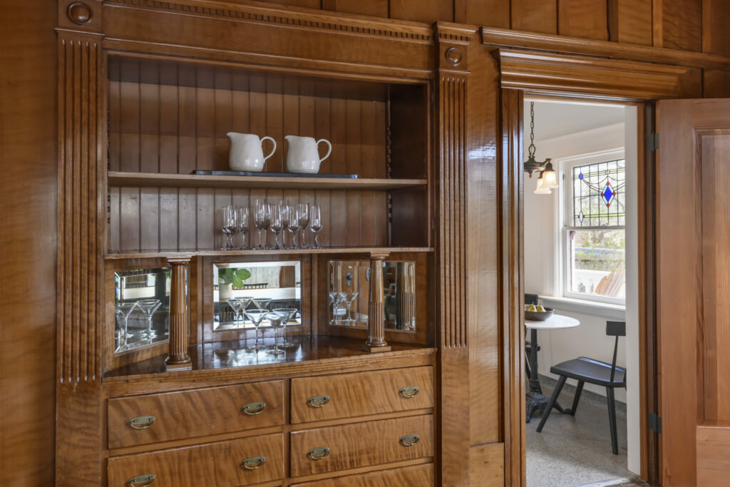 Built-ins in the dining room. (RavePhoto.com)