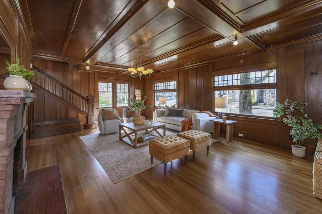 Living room. (RavePhoto.com)